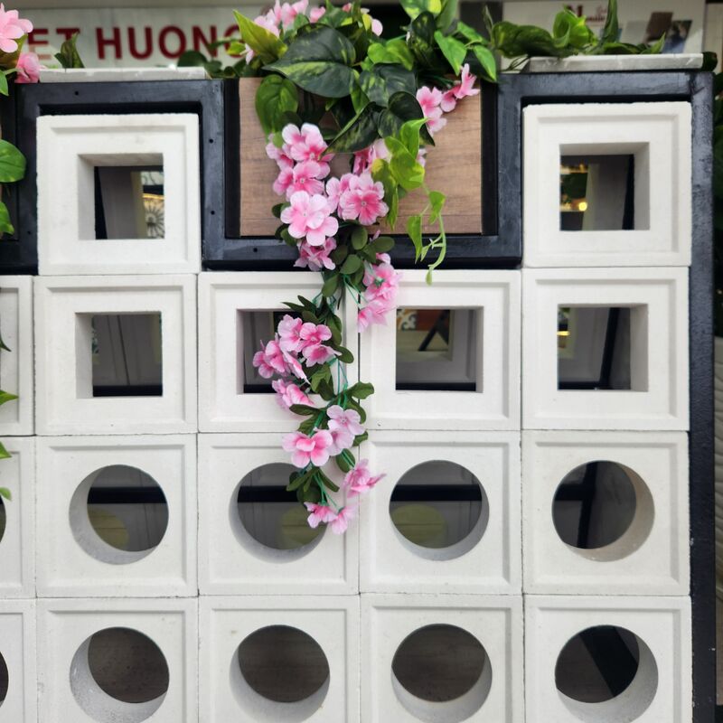 อิฐส่วนประกอบปูนซีเมนต์ รูปทรงสี่เหลี่ยม หน้าจอ แผงผนังพื้นหลัง หน้าจอ การออกแบบ 3 มิติ แบบกลวง ติดตั้งง่าย ตกแต่ง