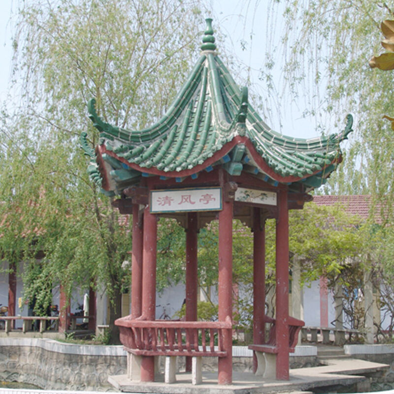 โรงน้ำชาศาลาไม้โบราณพร้อมกระเบื้องเคลือบสีเขียวสไตล์จีนแบบดั้งเดิม ศาลาสำหรับพื้นที่สวนสาธารณะสมัยใหม่ ลานบ้าน และพื้นที่กลางแจ้ง